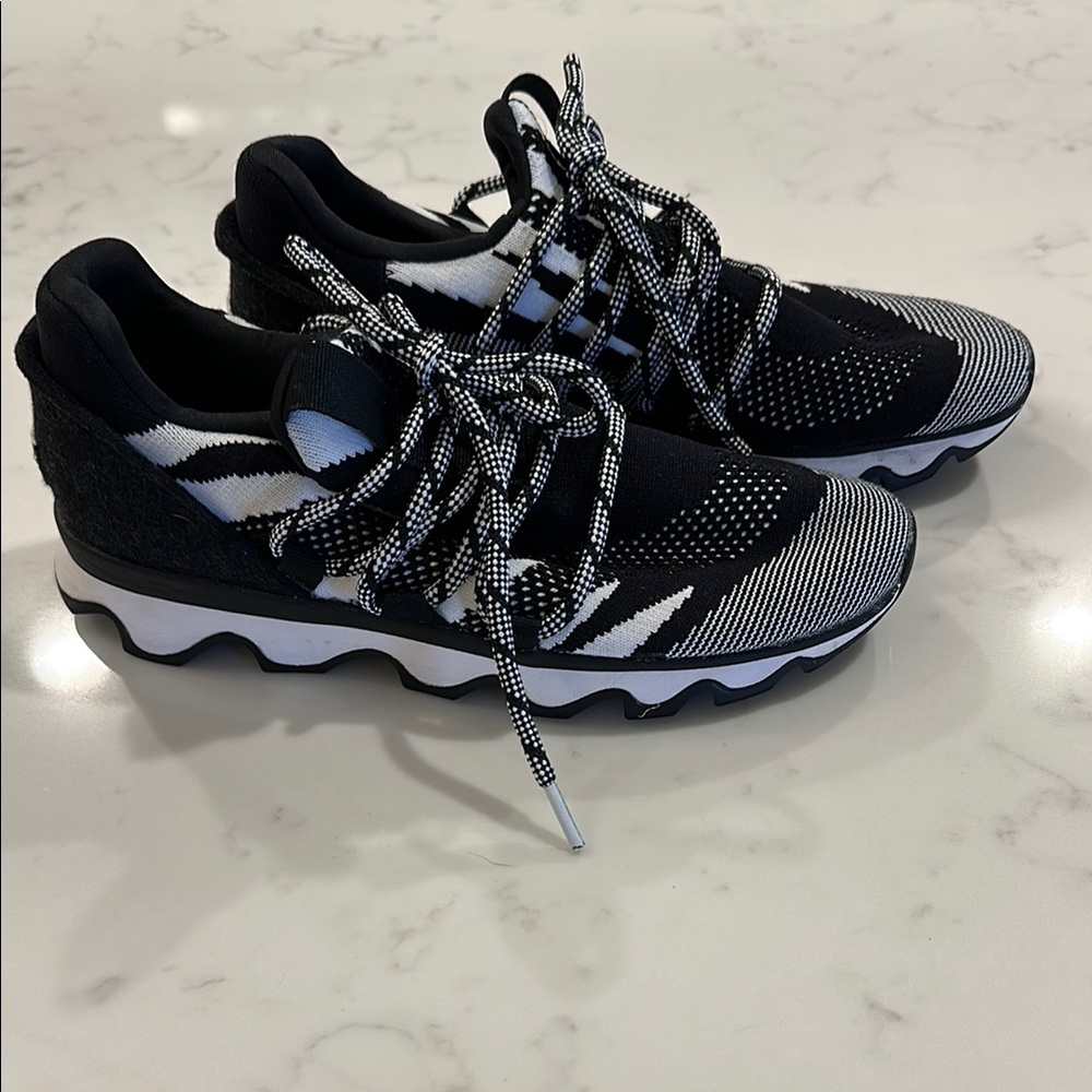 Women’s Sorel Kinetic Sneakers Size 7- worn 1x